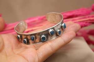 Pulseras Vintage de Apatita Neón Cruda Martillada en Plata 925, Joyería Oxidada Hecha a Mano, Regalo de Navidad para Mujer - Product Image 6