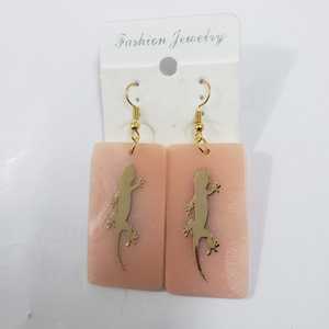 Boucles d'oreilles blanches en laiton plaqué or et résine | Boucles d'oreilles à la mode faites à la main | Bijoux de mode pour femmes - Product Image 6