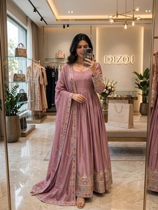 Conjunto de Vestido de Seda Chinon con Mangas Latkan, Pantalón con Lentejuelas Bordadas y Dupatta, Atuendo Festivo de Diseñador - Product Image 2