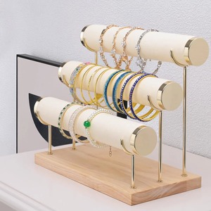 Présentoir à bijoux en bois avec rouleaux crème et accents dorés pour bracelets et colliers - Product Image 5