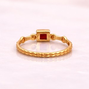 แหวนทอง 18K ชุบทองเหลืองประดับทับทิมแดงทรงสี่เหลี่ยม ดีไซน์เรียบง่าย ลายดวงอาทิตย์ วงแหวนเล็กๆ เครื่องประดับสำหรับผู้หญิง ผู้ผลิต - Product Image 2