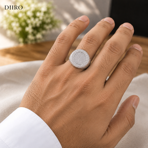Anillo de compromiso clásico de moissanita con racimo de diamantes de talla brillante redonda chapado en oro blanco de 14K para hombre - Product Image 2