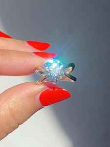 Bague solitaire en or massif 14 carats avec diamant de laboratoire 2,00 carats taille ronde et bande croisée pour femme, cadeau d'anniversaire, bijoux fins pour partenaire - Product Image 5