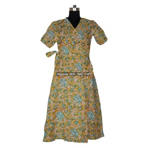 Kimono japonais imprimé bloc de peignoir en coton fleuri avec motif de fleurs pour la saison de printemps pour une utilisation à la plage et des douches d'été - Product Image 6