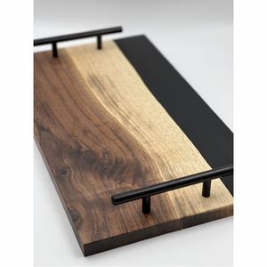 Plateau de service en bois de noyer et résine époxy fait main avec poignées noires mates, planche à charcuterie de luxe, plateau décoratif pour ottoman - Product Image 5