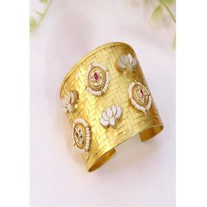 Impresionantes Brazaletes Abribles de Moissanita y Kundan con Baño de Oro de Estilo Clásico Antiguo, Juego de Dos Brazaletes de Boda para Mujer - Product Image 2