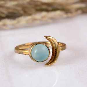 Anillo Celestial de Latón Dorado con Calcedonia Aqua, Anillo Delicado con Luna Creciente, Gema Hecha a Mano, Minimalista, Chapado en Oro de 14K, Anillo Boho Unisex - Product Image 1