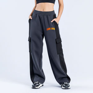 Pantalon cargo gris en molleton pour femme avec logo personnalisé, taille haute élastique, coupe ample, longueur intégrale, style streetwear, logo transfert thermique sur la jambe droite - Product Image 1