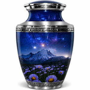 Urna Funeraria Mountain Meadow con Maqueta de Pico Nevado Majestuoso y Cielo Nocturno Estrellado, y Elegante Urna de Cremación Grabada en Plata - Product Image 1