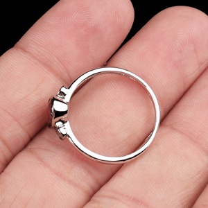 Vente en gros de bagues en argent sterling 925 avec rubis ovales naturels et diamants sertis en clos, trois pierres, Memoria Jewels - Product Image 5