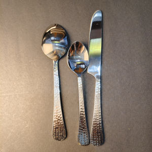 Ensemble de couverts en métal martelé à haute brillance de 5 pièces comprenant une fourchette à dîner, une fourchette à salade, une cuillère à soupe, une cuillère à café et un couteau à dîner. - Product Image 3