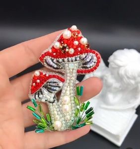 Broche Bordado a Mano de Primera Calidad, Regalo para Mujeres Coleccionistas, Artesanía MD, Modelo MD-9803, Diseño Floral, Moda Bordada B - Product Image 6