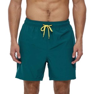 Short de bain décontracté pour homme, couleur unie, séchage rapide, taille à cordon, taille mi-haute, longueur courte, vert avec cordon jaune - Product Image 1