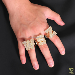 Bague de luxe à design abstrait sertie de moissanite taille baguette, bijou audacieux style hip-hop - Product Image 4