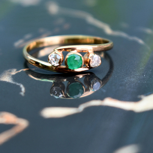 Hermoso Anillo de Oro de 18K con Diamantes y Esmeraldas - Product Image 1