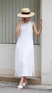 Elegante Vestido Blanco de Algodón con Cuello Halter sin Mangas para Mujer, Bordado a Mano con Diseño Floral en Forma de V - Product Image 2