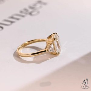 Bague de Fiançailles et de Mariage pour Femme en Moissanite Certifiée IGI, Plaqué Rhodium Couleur Or, Coupe Émeraude, Forme Triangle, Tendance - Product Image 3