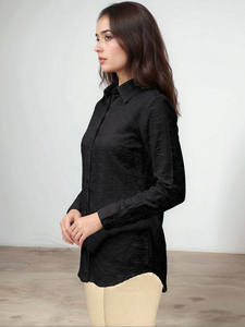 Robe midi décontractée noire texturée opaque à motif floral, style professionnel estival, col rabattu, patte de boutonnage, manches longues, ourlet incurvé - Product Image 4