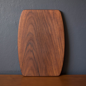 Planche à découper classique en bois, de forme rectangulaire lisse avec bords arrondis et grain naturel saisissant, idéale pour couper les légumes. - Product Image 1