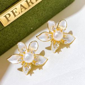 ต่างหูมุกน้ำจืดธรรมชาติ 4-5 มม. ดีไซน์ดอกคามิลเลียสุดหรู สไตล์ฝรั่งเศส ประดับมุกอย่างสง่างาม - Product Image 4