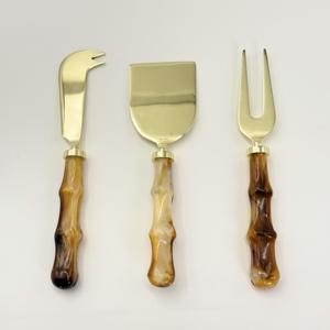 Juego de Herramientas para Cortar Queso de Acero Inoxidable con Diseño Exclusivo Hecho a Mano en Resina, Acabado Dorado, Vajilla Occidental - Product Image 1