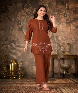 Ensemble Kurta en coton marron brodé pour femmes, vêtements décontractés traditionnels, style Inde Pakistan, coupe ample, longueur cheville, 86710 DIVA-174 - Product Image 1