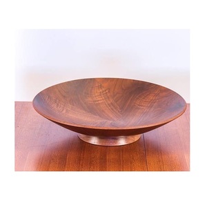 Elegante tazón con pedestal de madera diseñado para realzar la presentación de los platos con una artesanía atemporal y un atractivo decorativo duradero. - Product Image 3