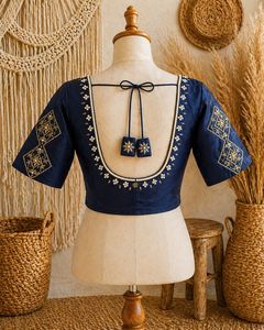 Elegante blusa corta de seda Sufi azul marino con bordado dorado y ribete de perlas, manga corta, para mujer, ideal para fiestas. - Product Image 2