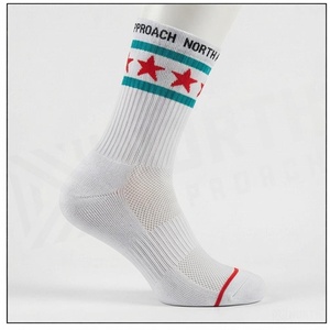 Chaussettes de basket-ball respirantes North Approach Crew Socks, blanches avec étoiles rouges, pour adultes, été - Product Image 3