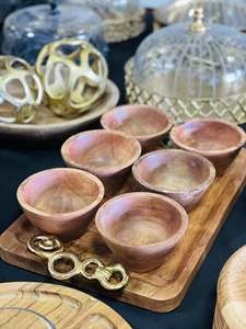 Bol en bois élégant avec couvercle en verre et base à bouton métallique pour une présentation quotidienne des repas à la maison, rehaussant ainsi la présentation des plats avec un design naturel. - Product Image 4
