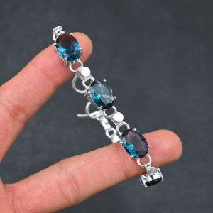 Bracelet ajustable en topaze bleue de Londres créée en laboratoire, taille ovale 10x14 mm, en argent sterling plaqué argent 100% pur, ajustable 7/8' - Product Image 4
