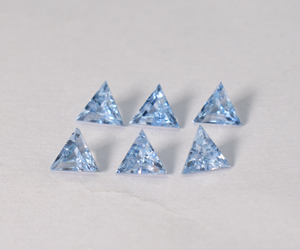 Corindon bleu de laboratoire 8 mm facetté en forme de trion, qualité AAA, pierres précieuses en vrac pour la fabrication de bijoux de luxe - Product Image 2