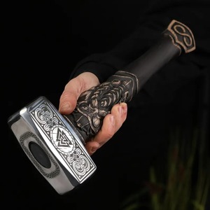 Marteau Viking personnalisé DIY OEM, fait main, en acier au carbone, face rectangulaire, manche en bois gravé avec des symboles nordiques, poignée antidérapante - Product Image 1