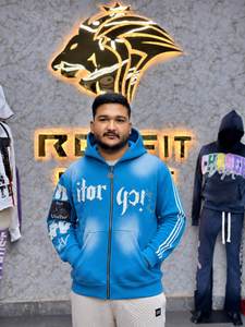 Sweat-shirt à capuche bleu pour homme, style streetwear oversize, avec impression de lettres sur le devant et rayures sur les manches, en coton French Terry. - Product Image 1