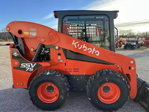 NUEVA Cargadora Compacta Kubota SSV75 con Ruedas y Cucharón Frontal para Trabajo Agrícola, Construcción y Manejo de Materiales - Product Image 6