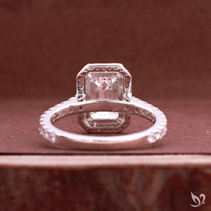 แหวนเพชรทรงเหลี่ยมมรกต 3 กะรัต เพชรเลี้ยงในห้องปฏิบัติการ ประดับเพชรรอบวง ทองคำขาว รับรองโดย IGI แหวนหรูสำหรับงานแต่งงานและวันครบรอบ - Product Image 4