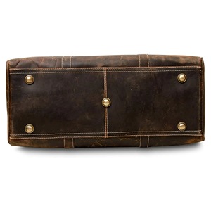 Bolsa de Viaje de Cuero Vintage con Cierre y Detalles de Remaches, Diseño Unisex y Duradero para Viajes de Fin de Semana o Uso Profesional, Capacidad de 36-55L - Product Image 4
