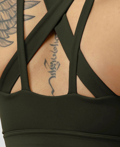 Soutien-gorge de sport haute performance pour femme, vert olive, col en V, bretelles réglables, sans coutures, maintien élevé, pour yoga et entraînement, personnalisable à l'avant - Product Image 4