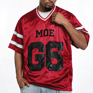 Camiseta de Fútbol Americano para Hombre, Color Rojo de Moda, Acabado Satinado, Cuello en V, Mangas con Rayas en Contraste, Número Personalizado, Ropa de Equipo, Proveedor OEM al por Mayor, EE. UU. - Product Image 2