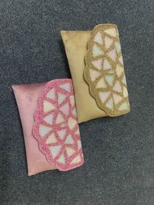 Bolso de Mano Blanco con Cuentas para Mujer, con Forro de Satén con Estampado Floral Colorido y Cierre de Botón - Product Image 6