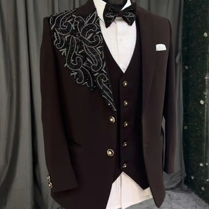 Abito da uomo marrone firmato con ricami e paillettes asimmetriche – Completo da sposo / da sera a 3 pezzi - Product Image 1
