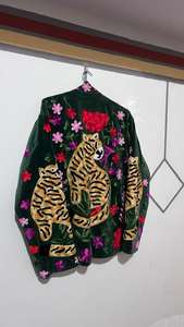 Veste Suzani en velours vert faite à la main, broderie florale tigre, manteau bohème - Product Image 6