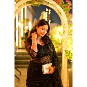 Conjunto elegante de ropa de fiesta de diseñador para mujer Saree con Secuencia e hilo de trabajo - Product Image 2