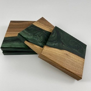 Ensemble moderne de 4 dessous-de-verre carrés bicolores vert et bois naturel, tapis de table et sous-verres faits à la main en bois et résine, en vente - Product Image 1