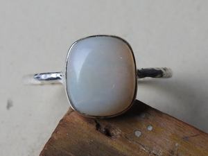 Bague de mariage australienne en opale multi-feu - Argent - Pierre de naissance d'octobre - Opale solide - Taille US 6.5 - Fabrication artisanale classique à griffes - Product Image 4