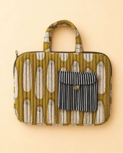 Sac fourre-tout moderne en tissu de coton matelassé pour ordinateur portable, poche rayée, design léger antichoc - Imprimé vintage à blocs, originaux de Jaipur - Product Image 2