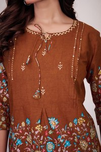 Conjunto coordinado de algodón puro estampado de primera calidad con trabajo Kantha para mujer |   Ropa Étnica Informal |   Exportación al por Mayor - Product Image 4
