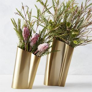 Vase en laiton doré style nordique, conteneur abstrait incurvé pour fleurs, centre de table de luxe pour salon, décoration de table, vase à fleurs - Product Image 1