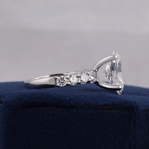 แหวนหมั้นเพชรทรงรี 4.5 กะรัต รุ่นใหม่สุดหรูจาก OM GEMS  ตัวเรือนเงินแท้ 925 ประดับเพชรแล็บแบบ Iced Out  แหวนหมั้นและแต่งงานทรง Halo Eternity - Product Image 3