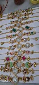 นาฬิกาข้อมือดีไซน์หรูหราสำหรับผู้หญิงและเด็กผู้หญิง รุ่น Rakhi พร้อมเคลือบทองพรีเมียม ประดับด้วยหิน Kundan และมุก - Product Image 3